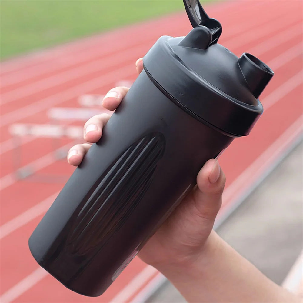 Shaker de Proteína Portátil 600ml Garrafa Fitness com bola de batedor de arame para atletas entusiastas, perfeito para academia e ao ar livre